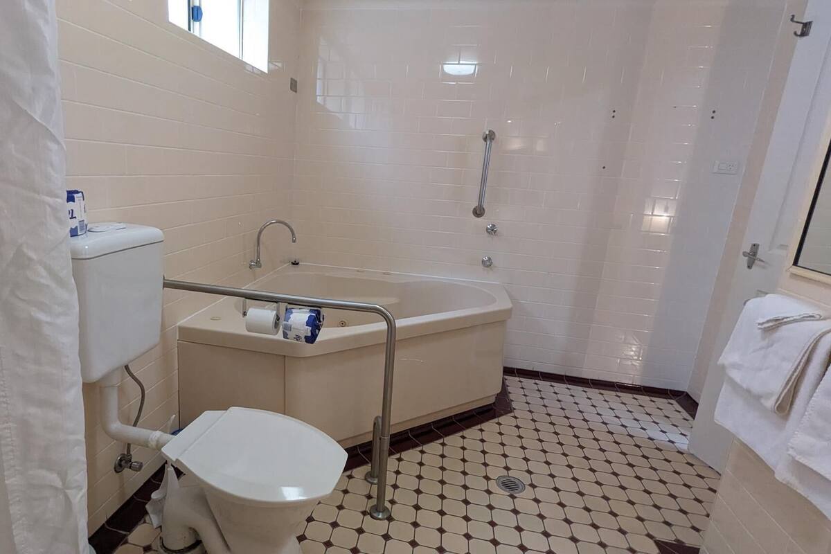 Un baño con inodoro, lavamanos y bañera.