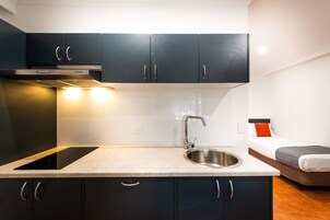 家庭套房, 厨房 (No Pets) | 私人厨房 | 冰箱、微波炉、茶具/咖啡用具、电热水壶