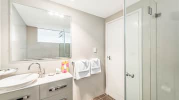 Shower, rainfall showerhead, free toiletries, hair dryer
