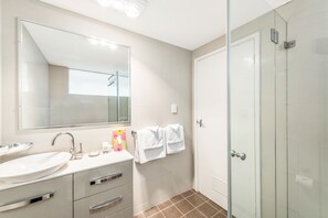 Shower, rainfall showerhead, free toiletries, hair dryer - River Motel (Queanbeyan East)