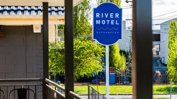 Un letrero de motel con el nombre 'River Motel Quebec'.