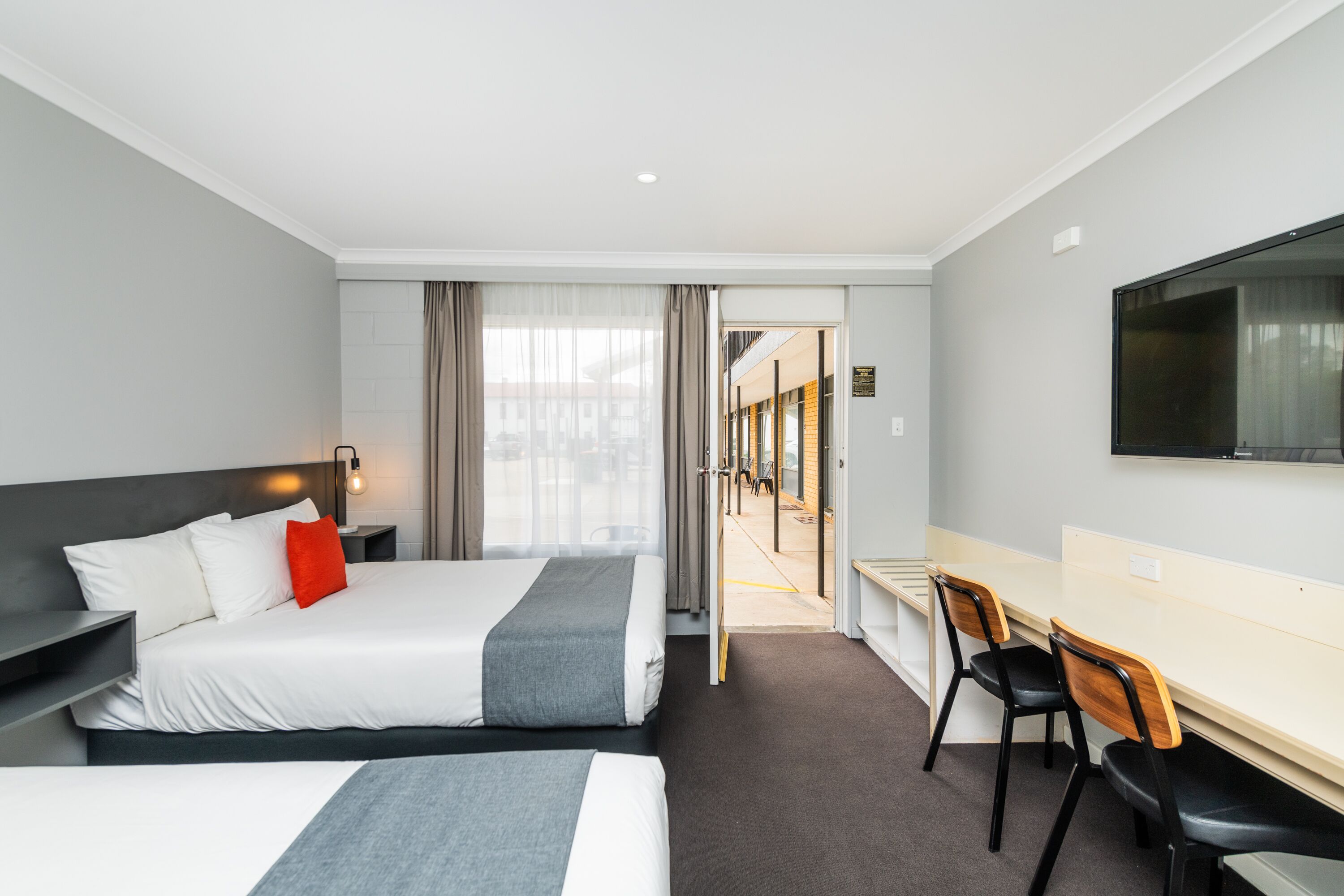 Kahden hengen huone (kaksi sänkyä) (Double - No Pets) | Yksilöllisesti sisustettu, yksilöllisesti kalustettu, työpöytä