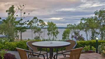 Habitació superior, 2 dormitoris, vistes al llac | Escriptori, planxa i posts de planxar i bressols