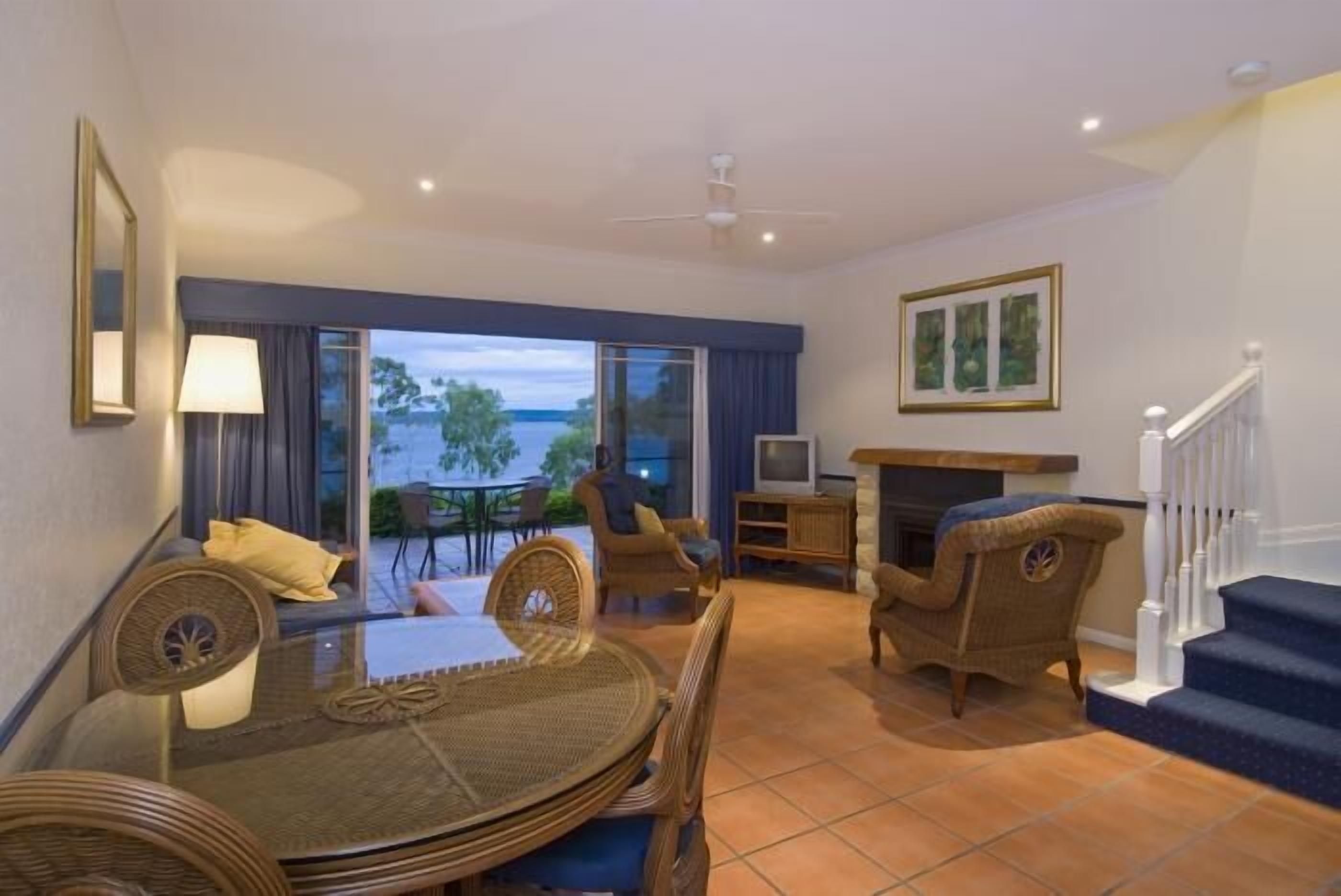 平板电视、DVD 播放器