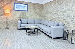 套房, 2 间卧室 | 起居区 | 平板电视