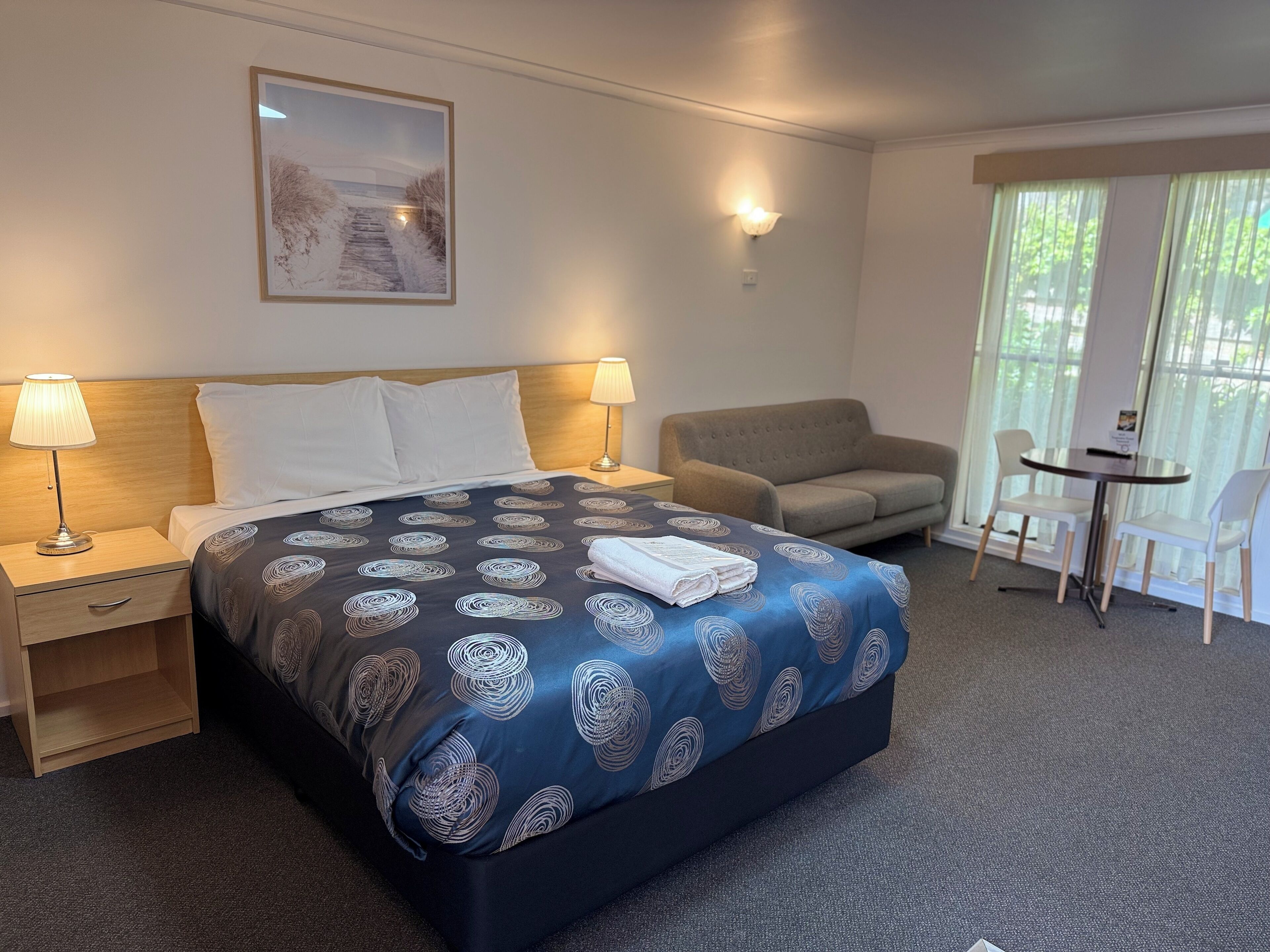 Habitación con 2 camas individuales | Decoración individual, mobiliario individual, escritorio