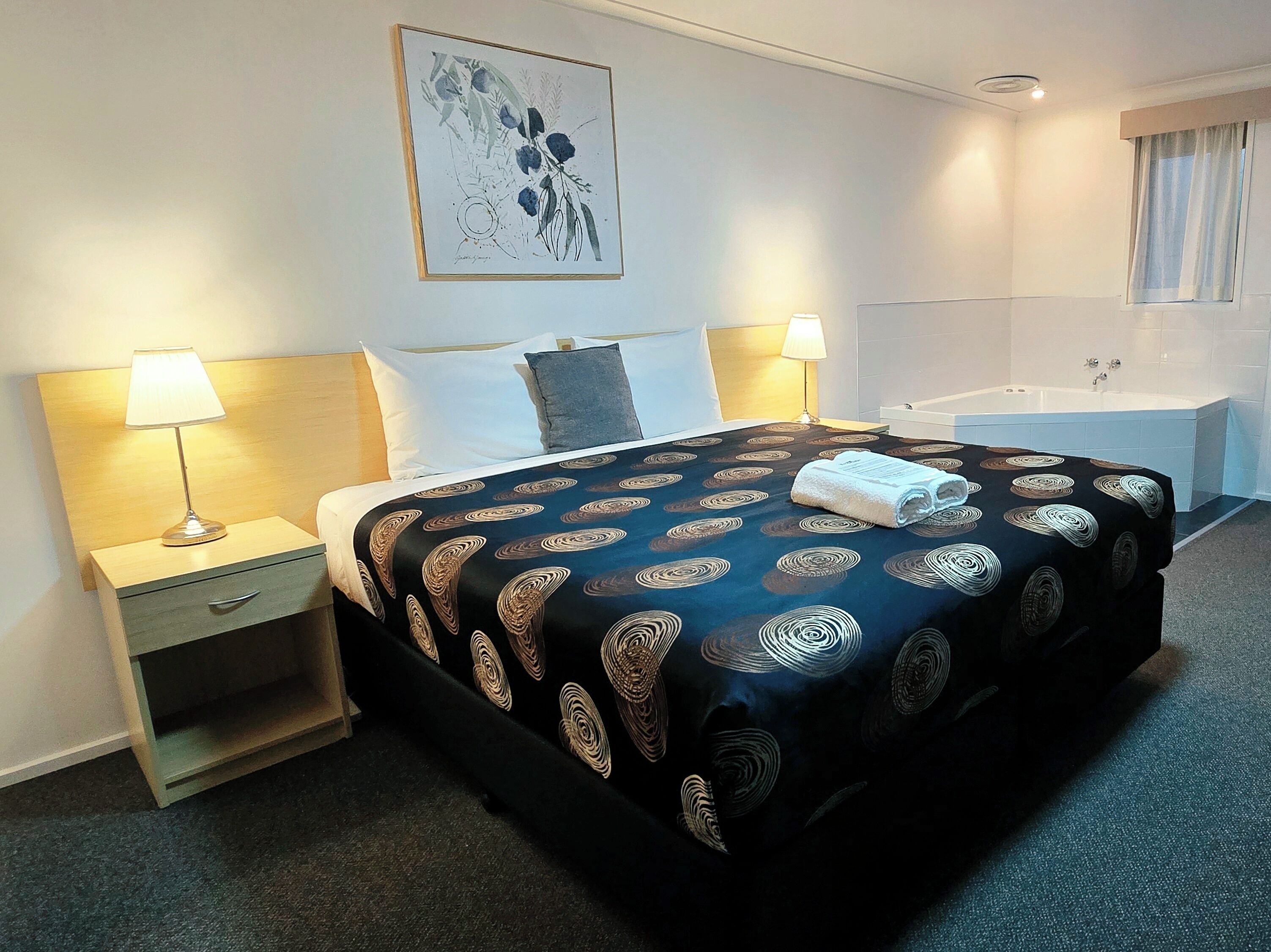 Deluxe King Spa | Individually decorated, individually furnished, desk, laptop workspace