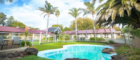 Una piscina al aire libre