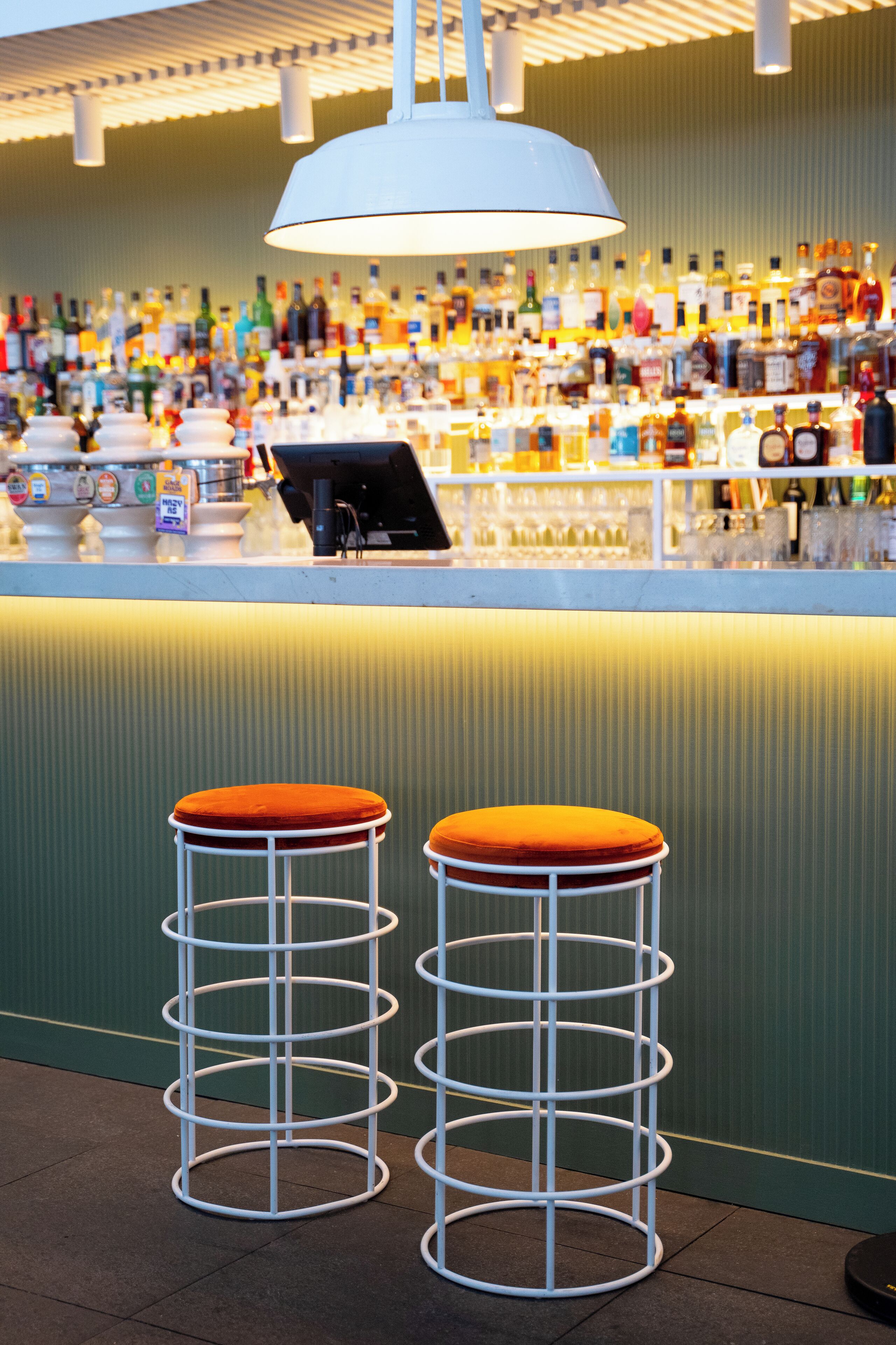 ocean views, serves lunch and dinner