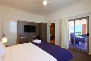 King Suite | In-room safe, desk, iron/ironing board, free WiFi - Cottesloe Beach Hotel (Cottesloe)