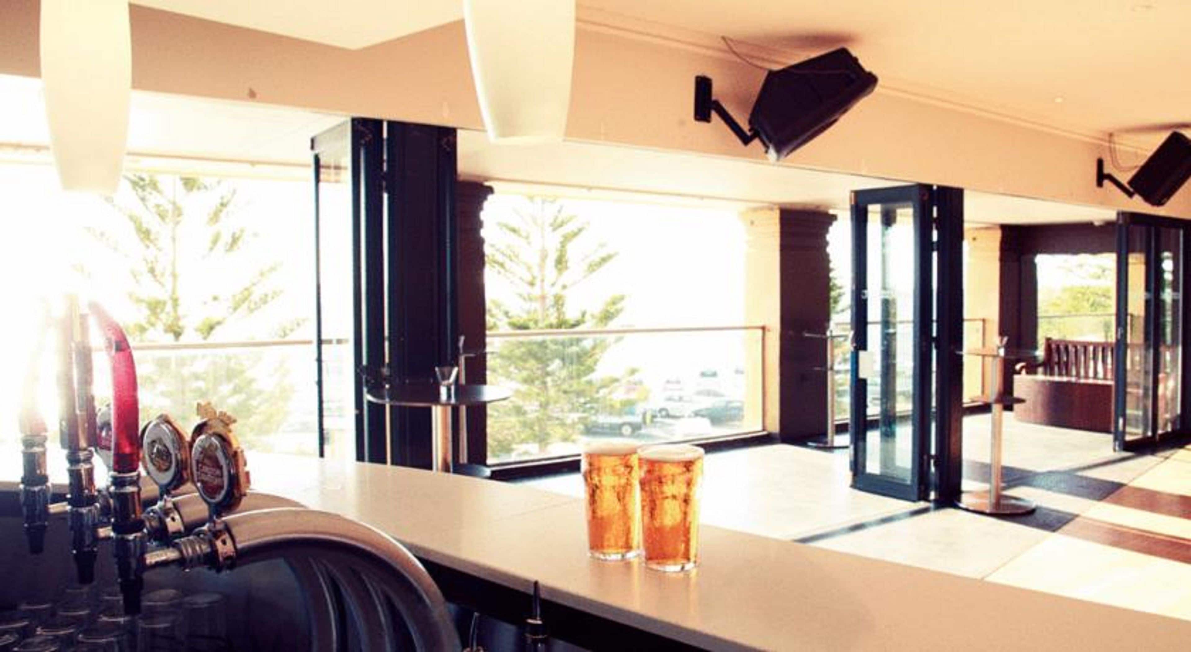 ocean views, serves lunch and dinner