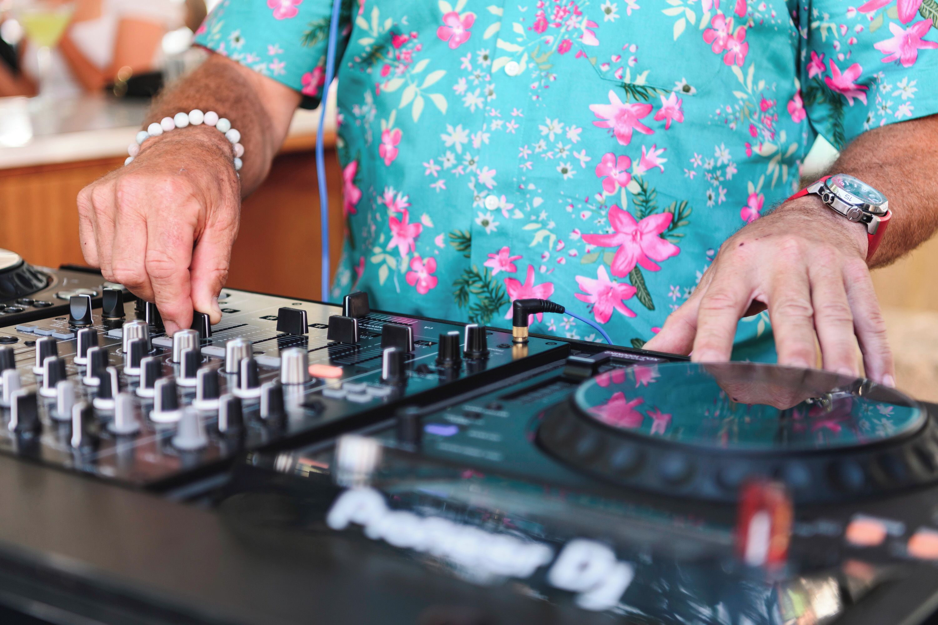 ocean views, serves lunch and dinner