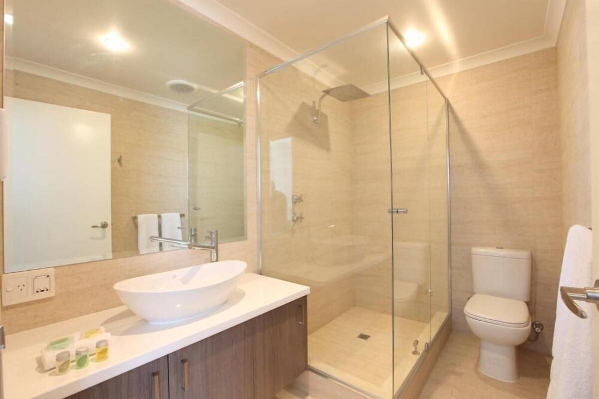 king suite | bathroom | shower, free toiletries, towels