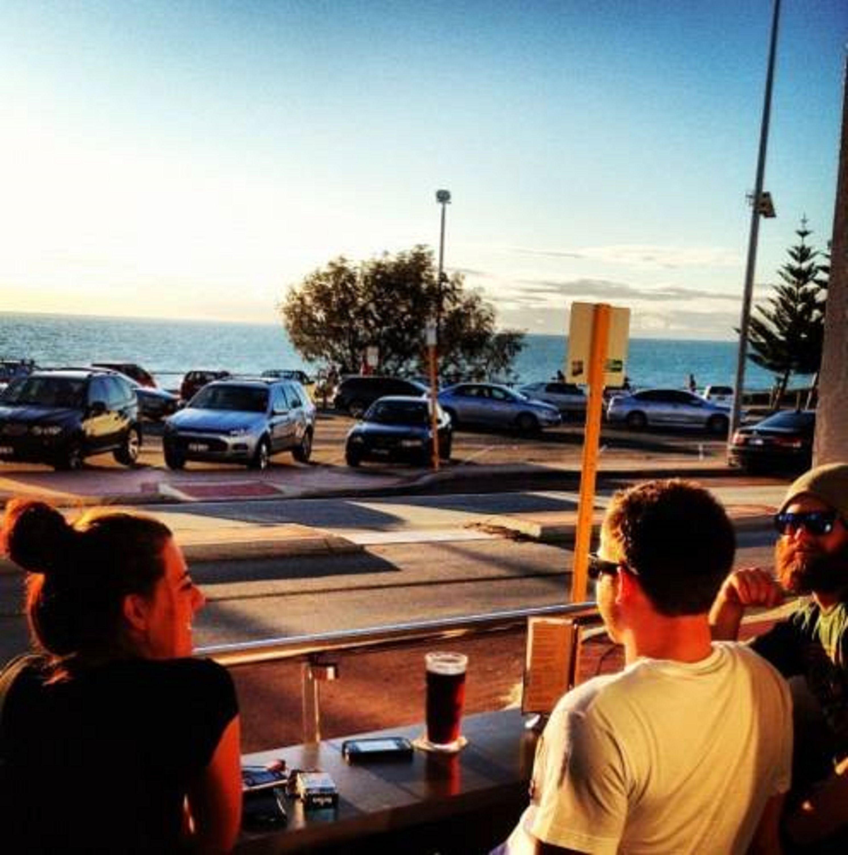 ocean views, serves lunch and dinner