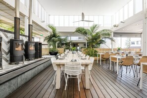 3 か所のレストラン、ランチに営業