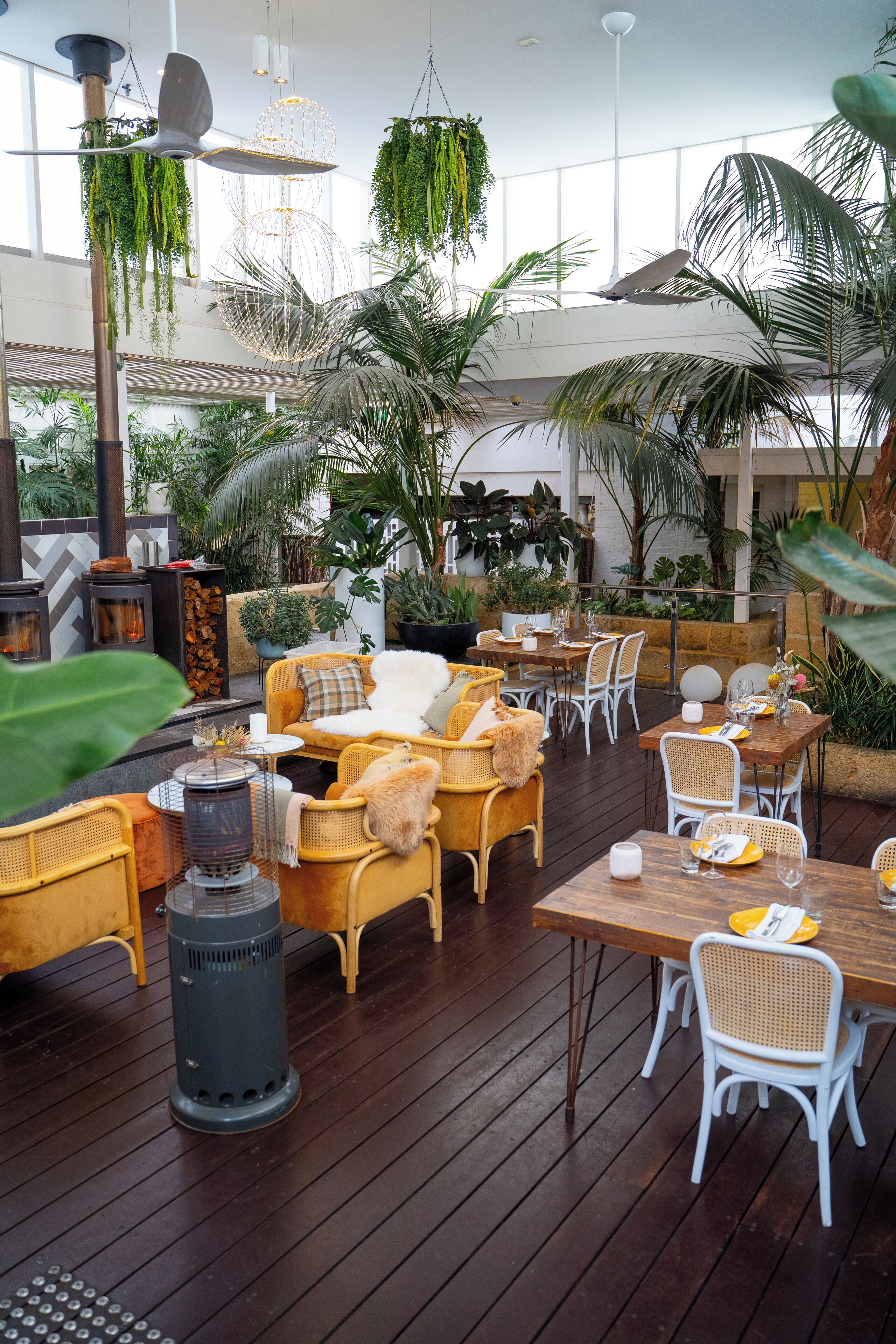 3 restaurants servant le déjeuner et le dîner