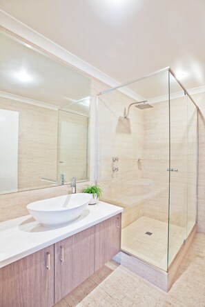 Shower, free toiletries, towels
