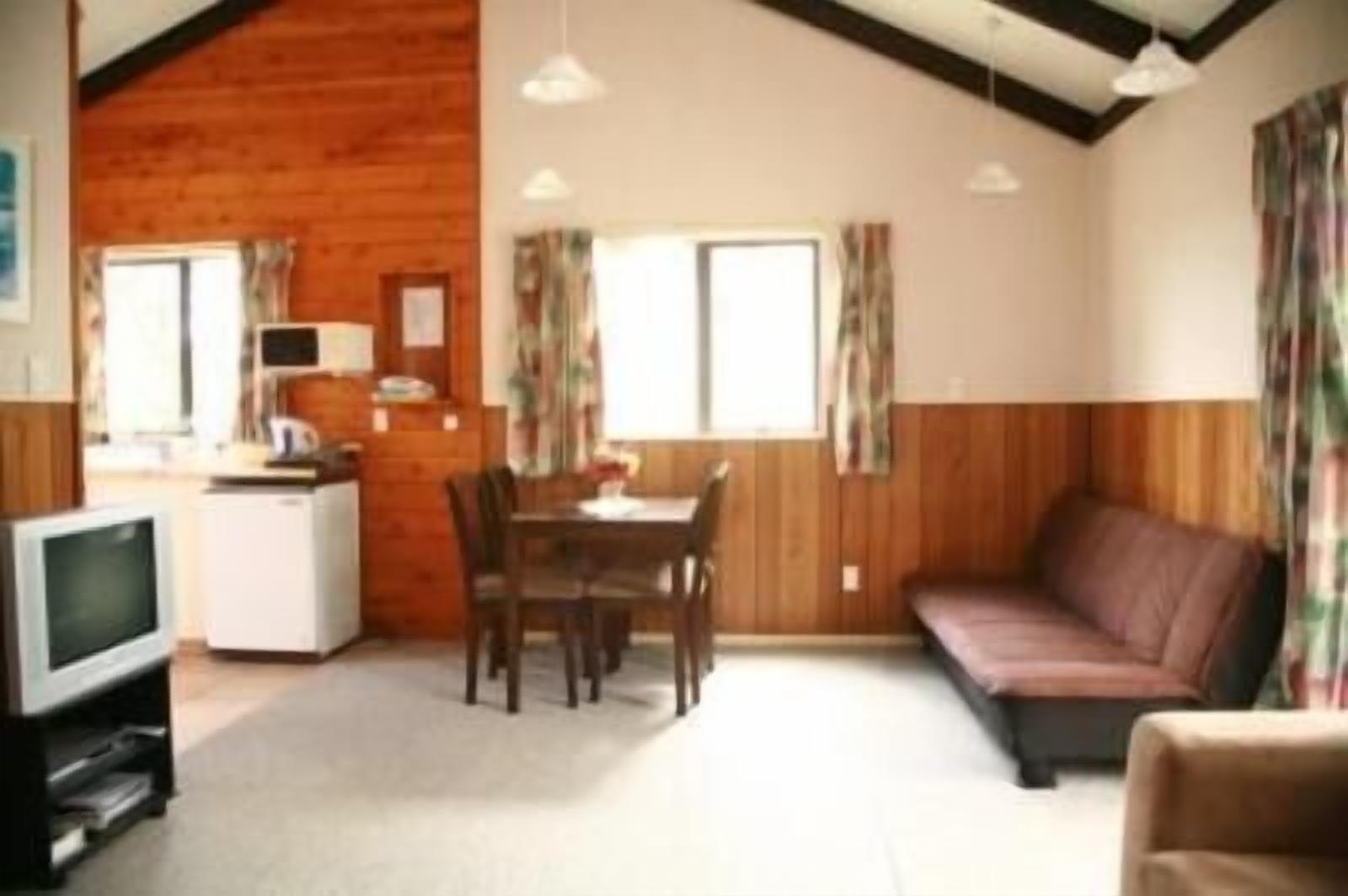 Phòng Suite Tiêu chuẩn, 2 phòng ngủ, không hút thuốc, bếp (Cottage) | Khu phòng khách | TV màn hình phẳng 