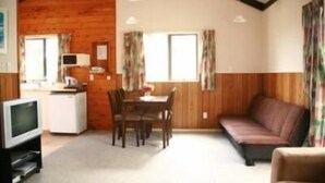 Standard Suite, 2 Bedrooms, Non Smoking, Kitchen (Cottage) | Living area - Mountain View Motel, Levin (Levin)