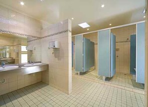 Shower, hair dryer, towels - Yarrawonga Holiday Park (Yarrawonga)