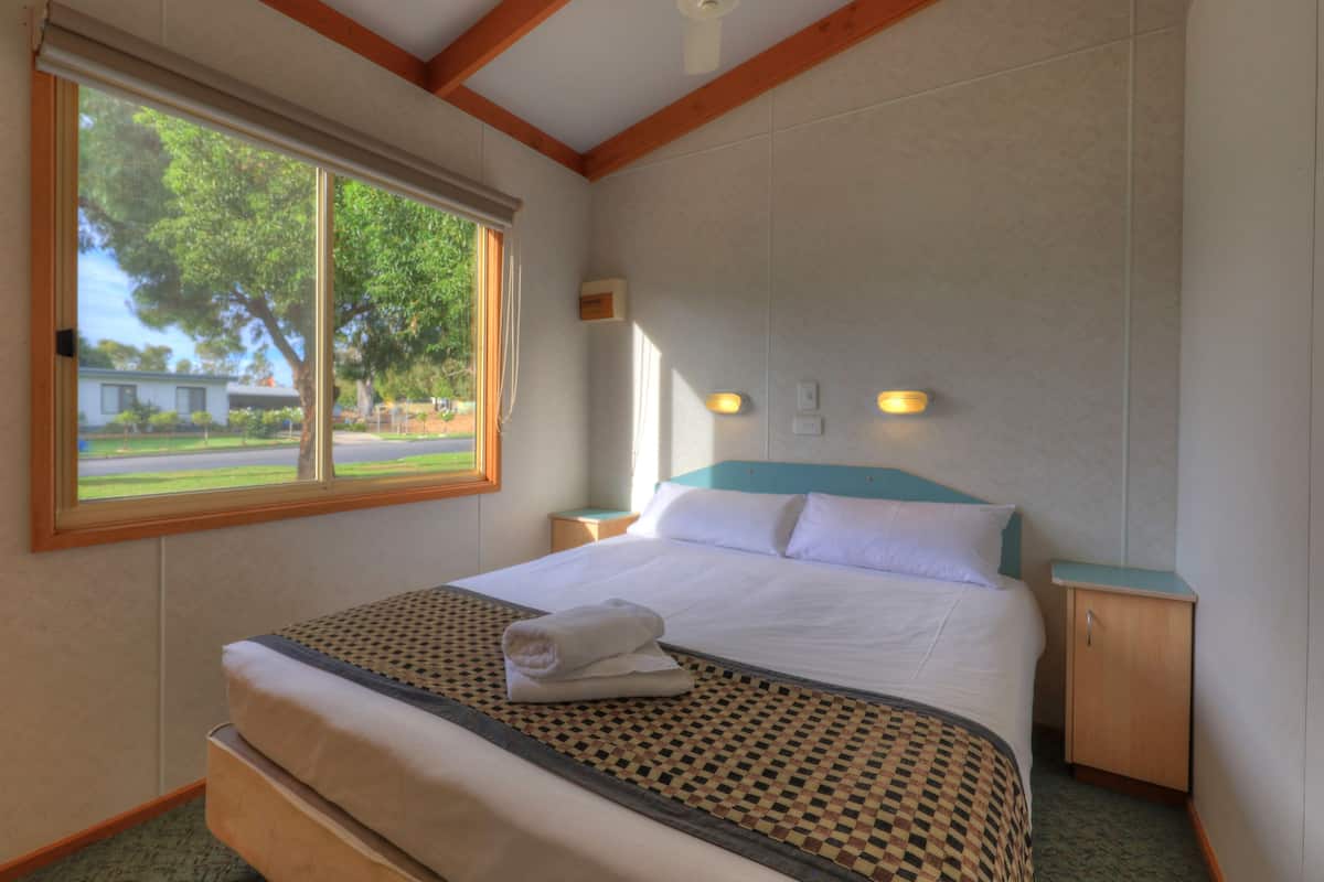 Ensuite Cabin | Hypo-allergenic bedding available, iron/ironing board (on request)