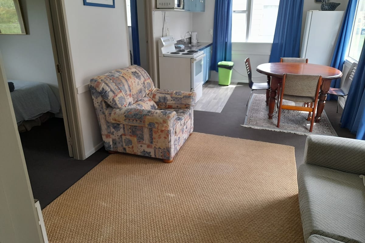 Self Contained Two Bedroom Unit - Unit 7 | 2 bedrooms, premium bedding, free WiFi, bed sheets