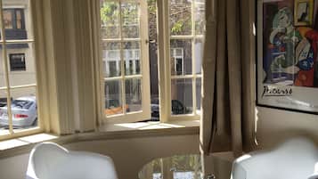 Superior Double Room, 1 Bedroom | Living area
