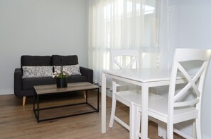 Premium Room, Non Smoking (Premium Suite) | Iron/ironing board, free WiFi, bed sheets - Motel On Alpine (Myrtleford)