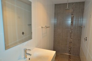 Familierom, 2 soverom, ikke-røyk (Connecting Suite) | Bad | Dusj, toalettartikler (inkludert), hårføner og håndklær