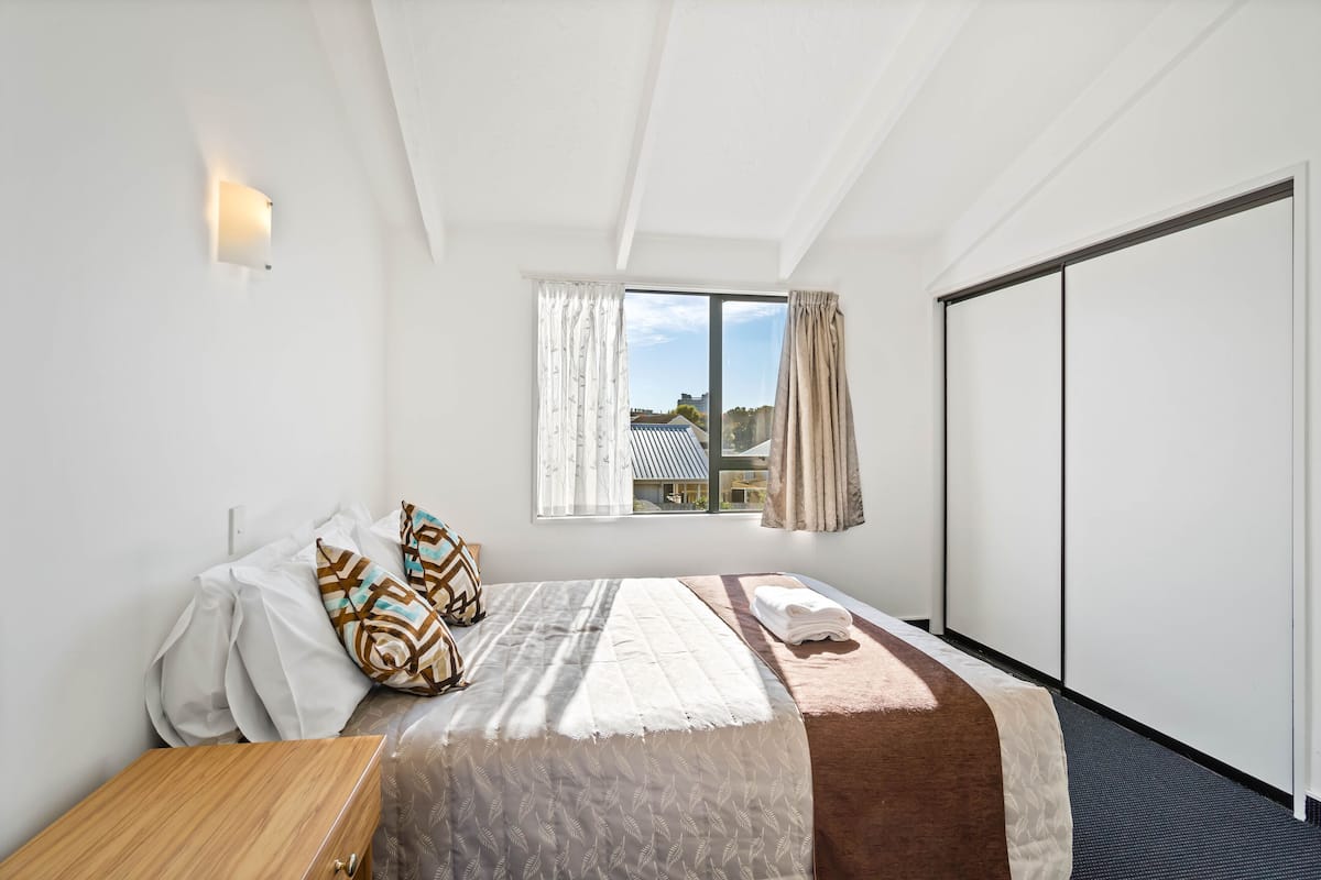 Standard Apartment, 2 Bedrooms, Non Smoking, Kitchenette | 1 bilik tidur, gebar bulu kapas, langsir/tirai gelap terus