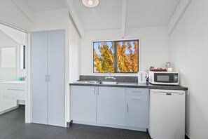 Fridge, microwave, stovetop, coffee/tea maker - Ascot Vale Motor Lodge (Christchurch)