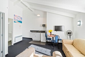 Family Apartment, 1 Bedroom, Non Smoking, Kitchenette | In-room dining - Ascot Vale Motor Lodge (Christchurch)