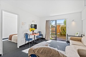 Living area - Ascot Vale Motor Lodge (Christchurch)