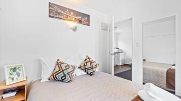 Suite Deluxe, 1 letto queen con divano letto, non fumatori, angolo cottura | 1 camera, copriletto in piuma, tende oscuranti, Wi-Fi gratuito