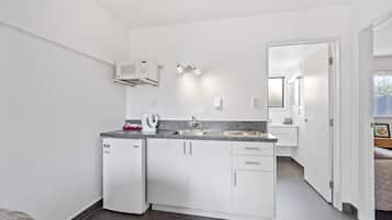 Geladeira, micro-ondas, cooktop, cafeteira/chaleira