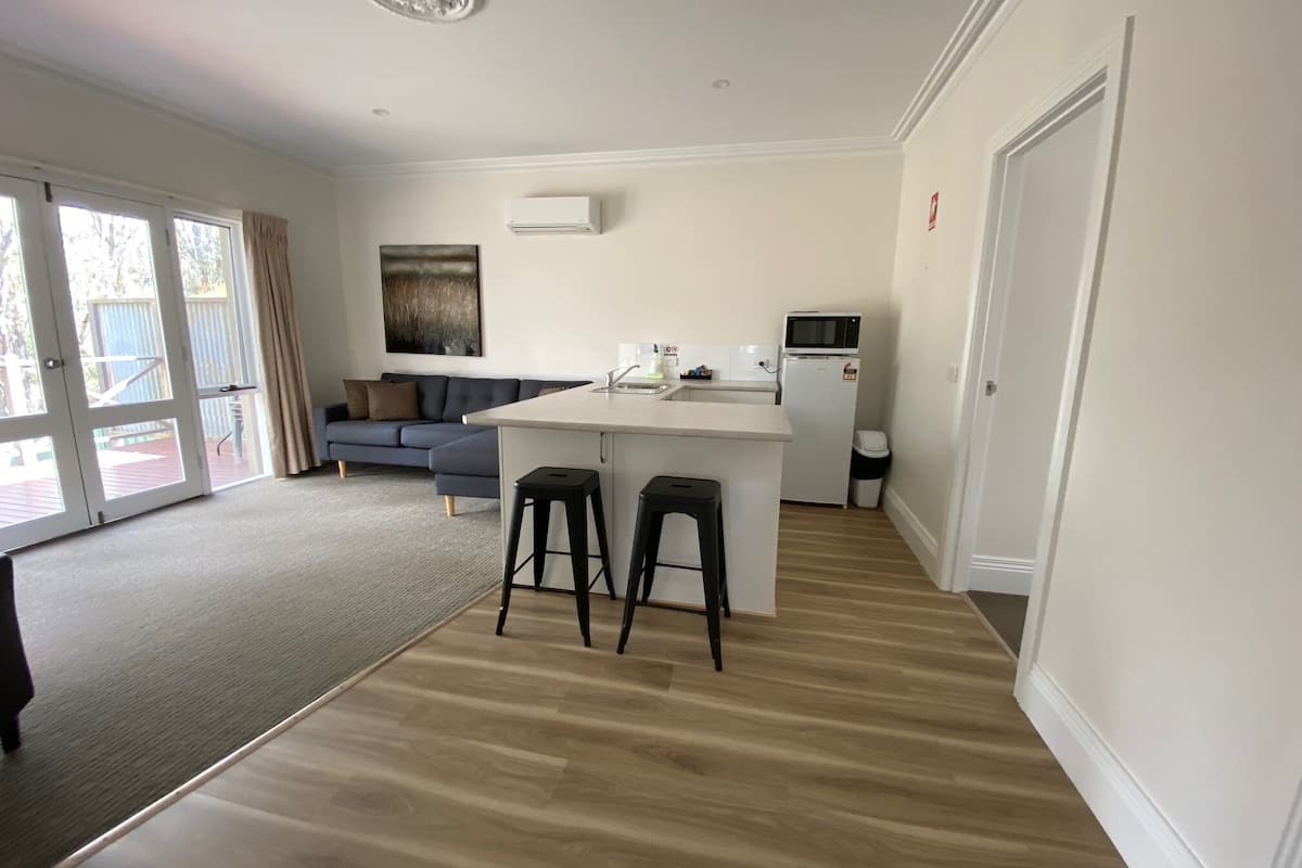 self- contained 2 bedroom unit | in-room dining