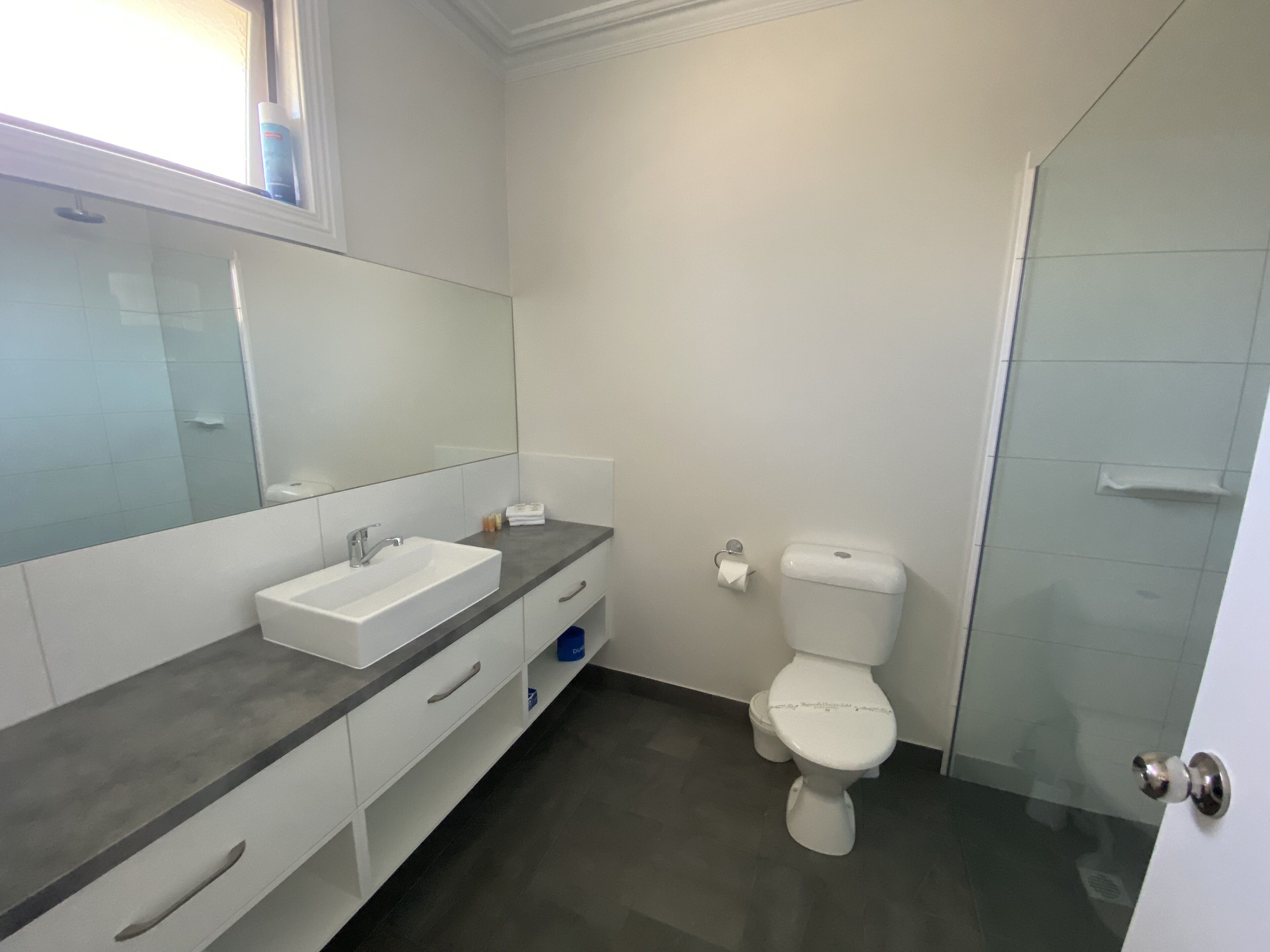 standard queen studio | bathroom | shower, hair dryer, towels, soap