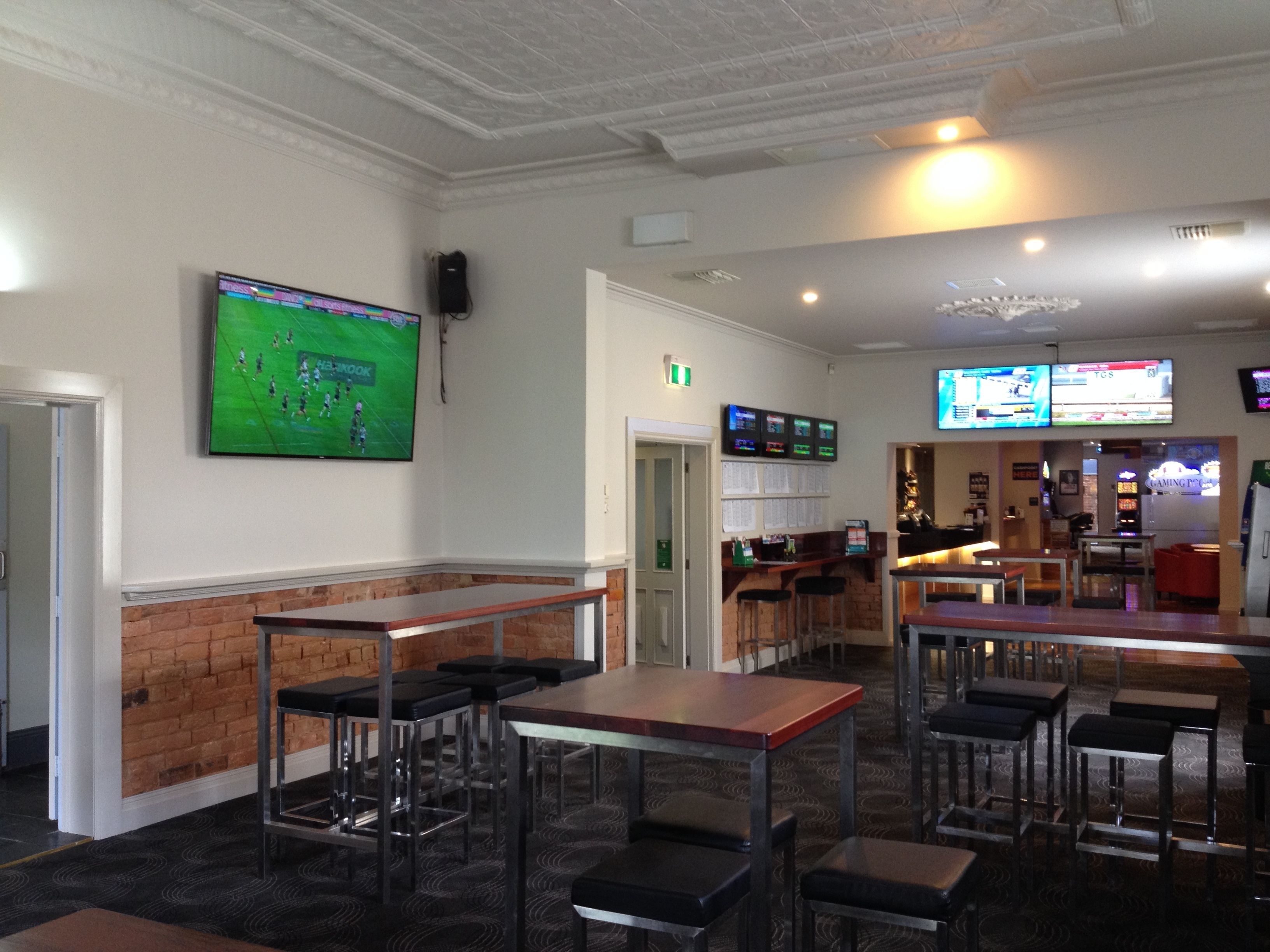 serves breakfast, lunch and dinner