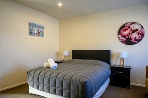 Comfort Studio, 1 Queen Bed, Non Smoking, Kitchenette | Desk, iron/ironing board, free WiFi, bed sheets