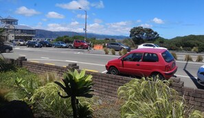 Studio – executive, 1 queensize-seng, havneutsikt | Utsikt mot strand/hav