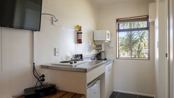 Family Suite, 1 Bedroom, Non Smoking, Kitchen | Private kitchenette