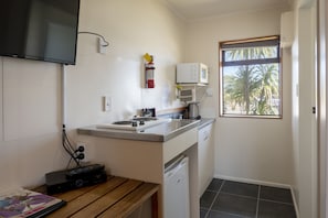 Family Suite, 1 Bedroom, Non Smoking, Kitchen | Private kitchenette | Fridge, microwave, coffee/tea maker, electric kettle - Foreshore Motor Lodge (Lower Hutt)
