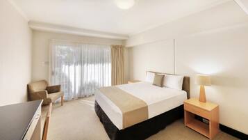 1 bedroom, premium bedding, desk, laptop workspace