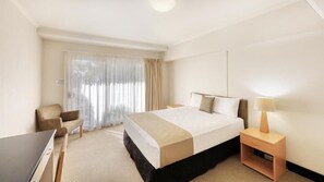 1 Schlafzimmer, hochwertige Bettwaren, Schreibtisch