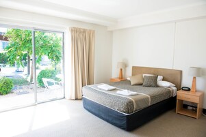 Quarto standard, 1 cama Queen | 1 quarto, roupas de cama premium, escrivaninha