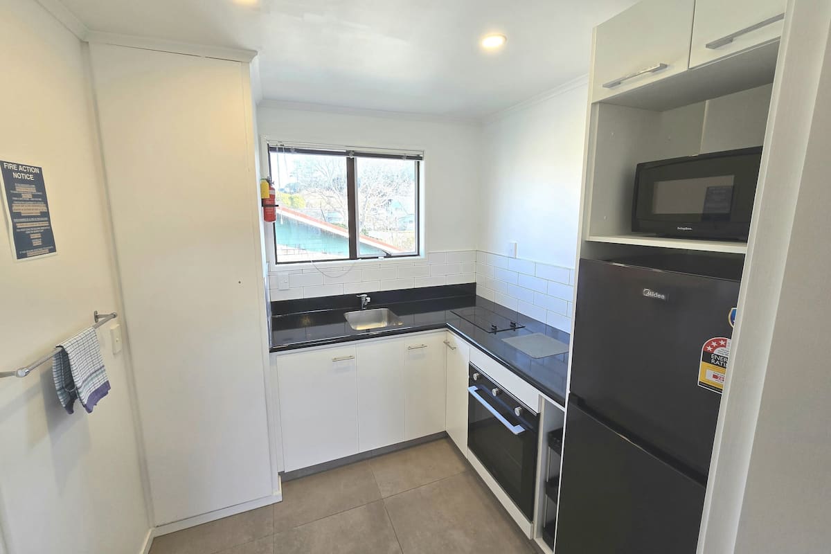 Executive Studio, Non Smoking, Kitchenette (Executive - Twin Studio) | Private kitchen | Coffee/tea maker