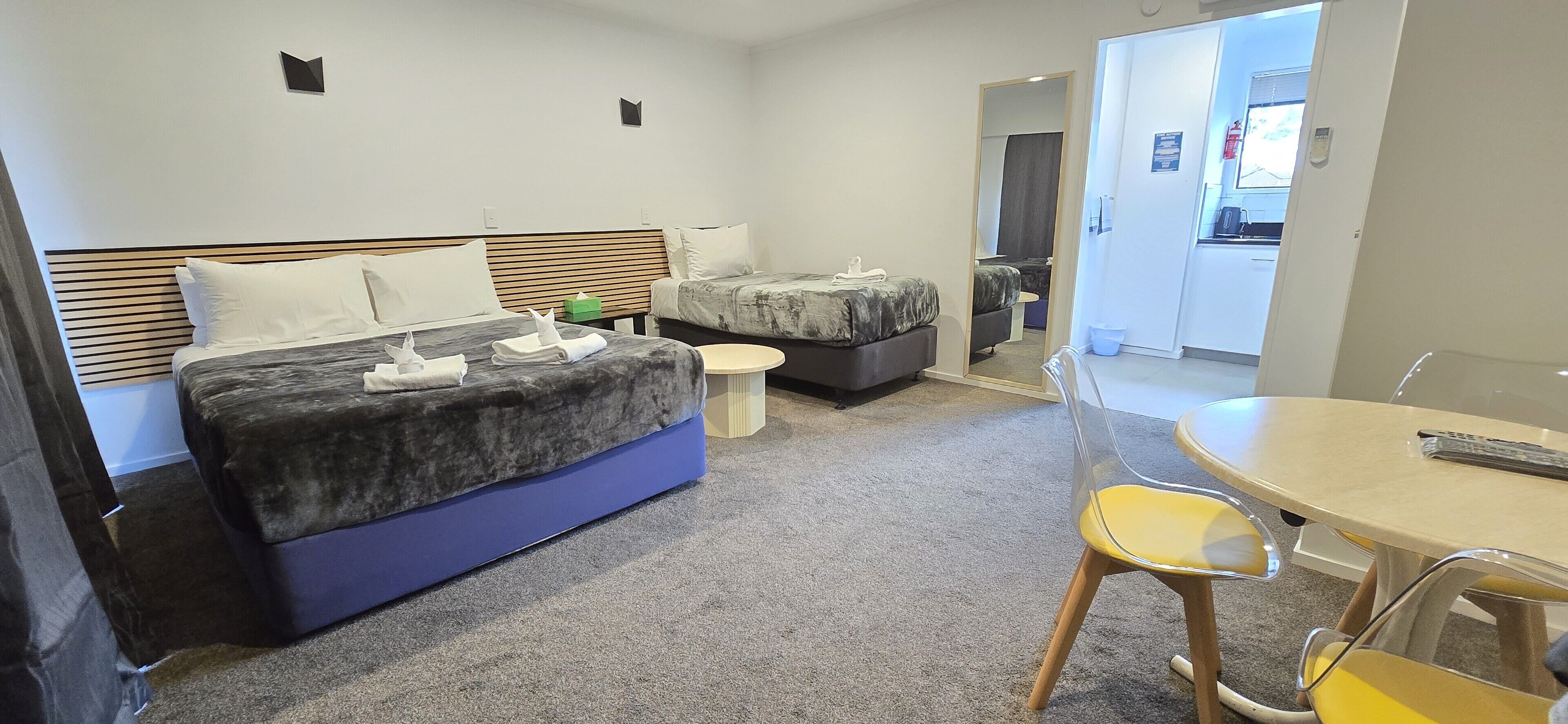 Executive Studio, Non Smoking, Air conditioning (Executive - Twin Studio) | Living area | 81-cm TV with satellite channels