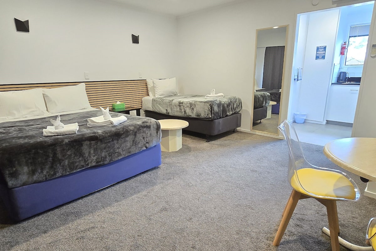 Executive Studio, Non Smoking, Air conditioning (Executive - Twin Studio) | Living area