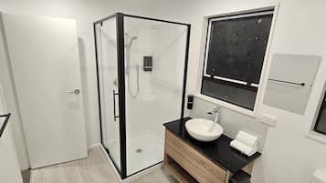 Standard Studio, Non Smoking, Kitchenette (Studio Queen) | Bathroom | Shower, free toiletries, towels