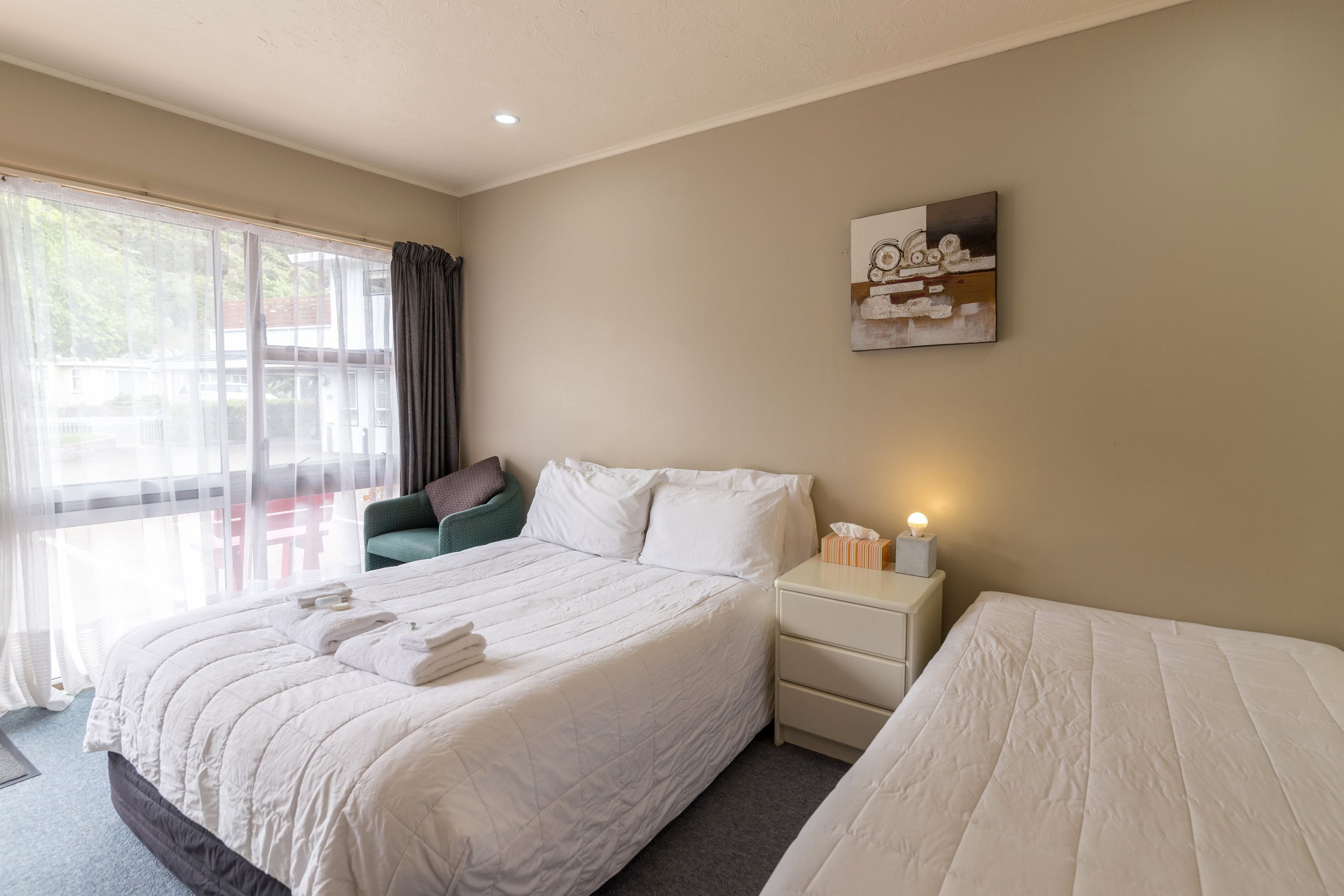 Tabla de planchar con plancha, wifi gratis y ropa de cama 